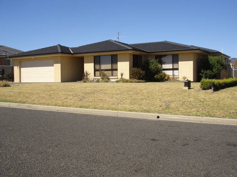 13 Garden Street, Kootingal NSW 2352