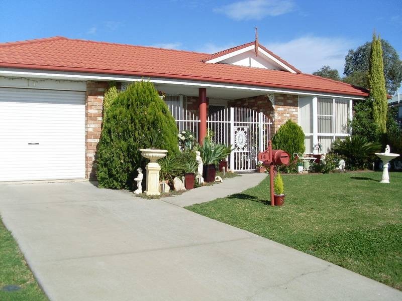 14 Giles Place, Tamworth NSW 2340
