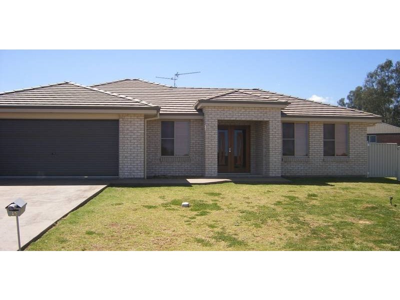 11 JAMES PLACE, Tamworth NSW 2340