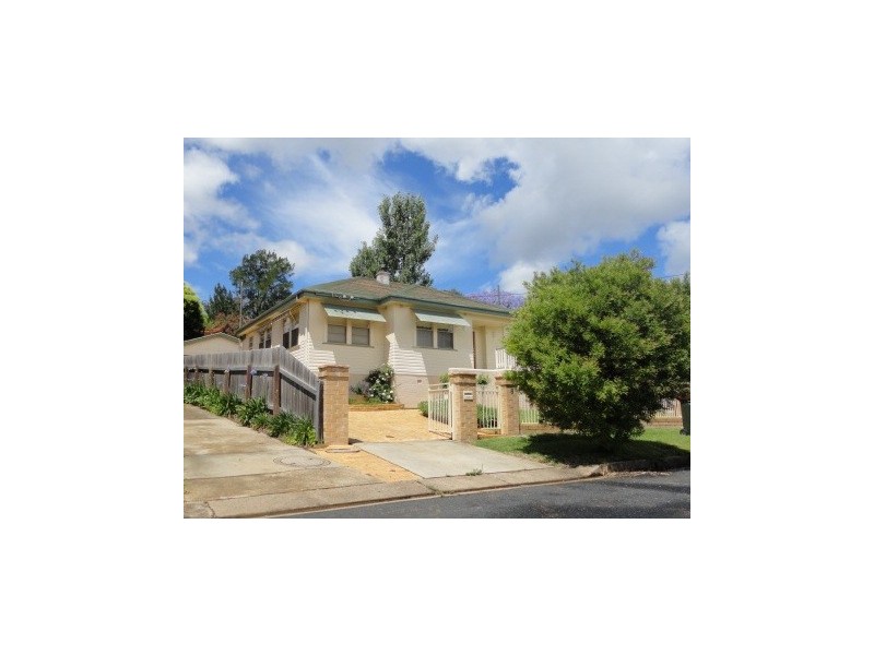 8 Douglas Avenue, Tamworth NSW 2340