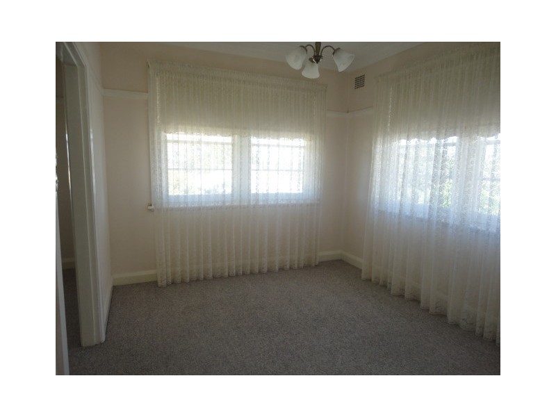 8 Douglas Avenue, Tamworth NSW 2340