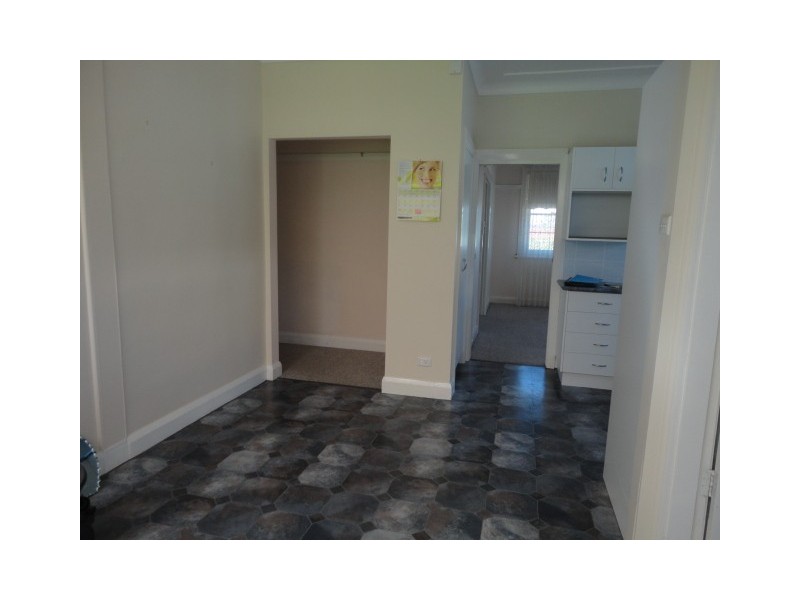 8 Douglas Avenue, Tamworth NSW 2340