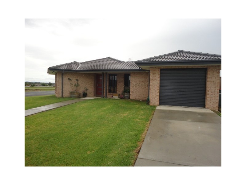 2/11 Cunningham Street, Westdale NSW 2340