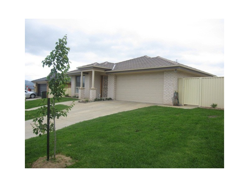 16 Falcon Drive, Tamworth NSW 2340