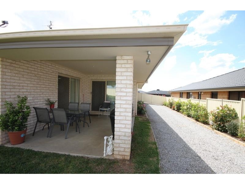 16 Falcon Drive, Tamworth NSW 2340