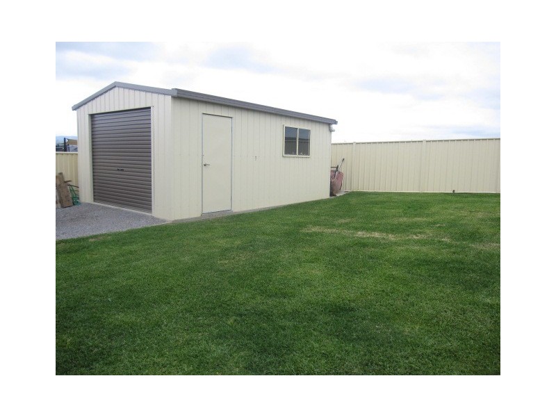 16 Falcon Drive, Tamworth NSW 2340