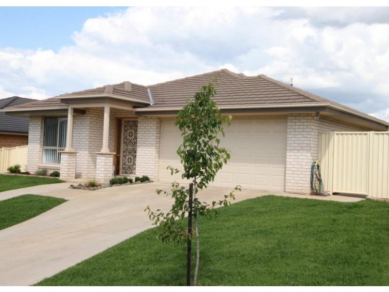 16 Falcon Dr, Tamworth NSW 2340