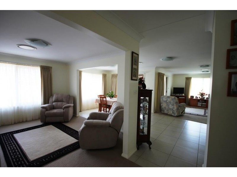 16 Falcon Dr, Tamworth NSW 2340