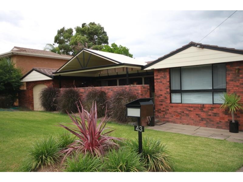 43 Minnamurra Crescent, Tamworth NSW 2340
