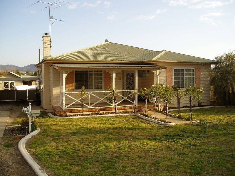 8A Pine, Kootingal NSW 2352