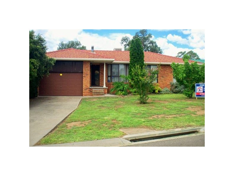 2 Charles Coxen Place, Tamworth NSW 2340