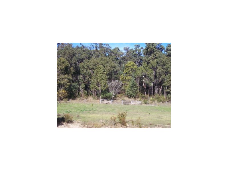 8 Holyoake Road, Dwellingup WA 6213