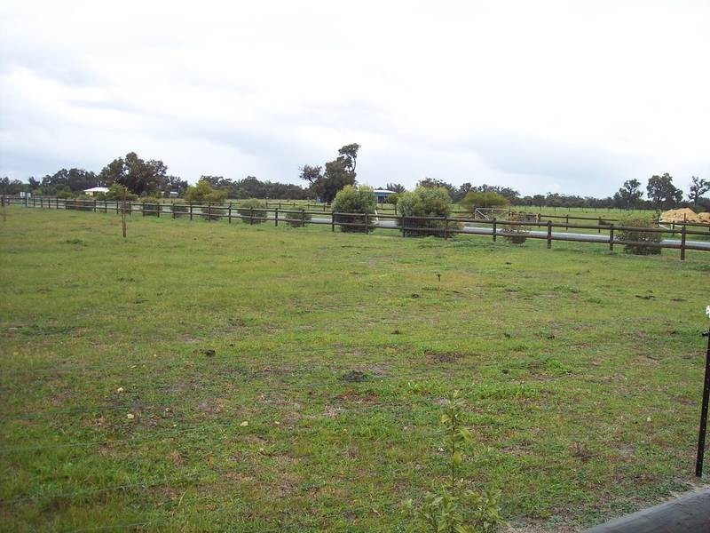 214 Holmes Parade, West Pinjarra WA 6208