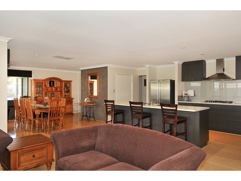 8 Arabian Drive, Coodanup WA 6210