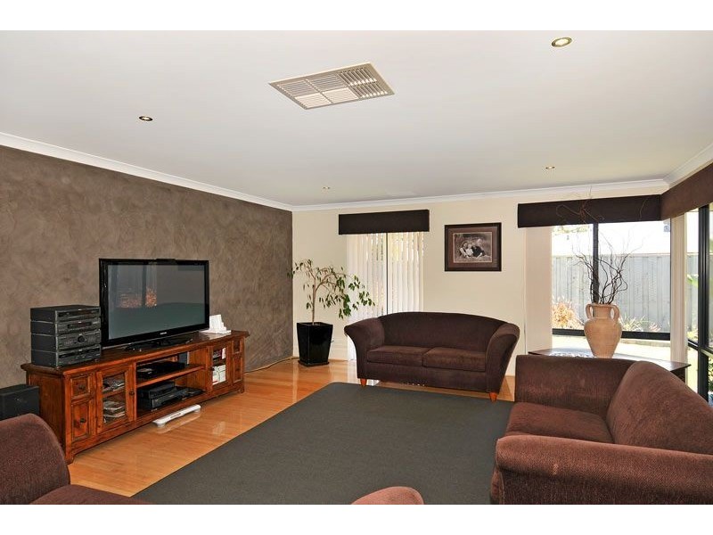 8 Arabian Drive, Coodanup WA 6210