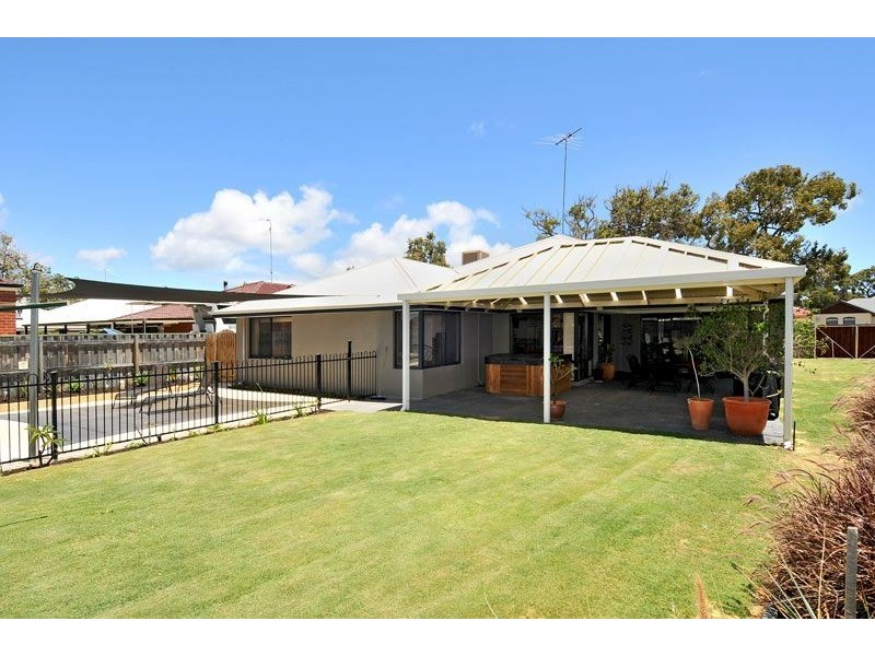 8 Arabian Drive, Coodanup WA 6210