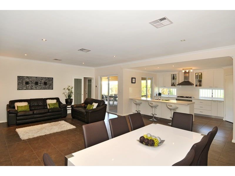 4 Cooeyup close, Ravenswood WA 6208