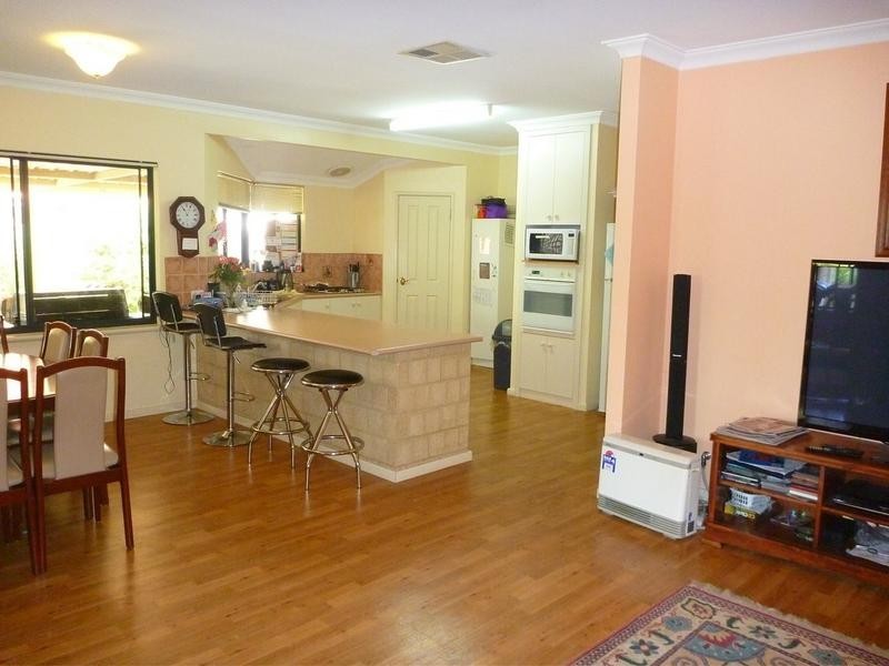 16 Country Road, Pinjarra WA 6208