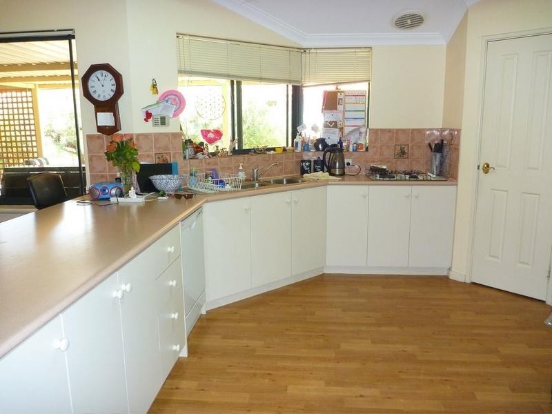 16 Country Road, Pinjarra WA 6208