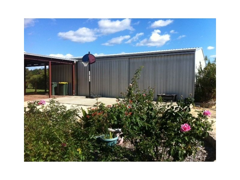 62 Gulliver road, Waroona WA 6215