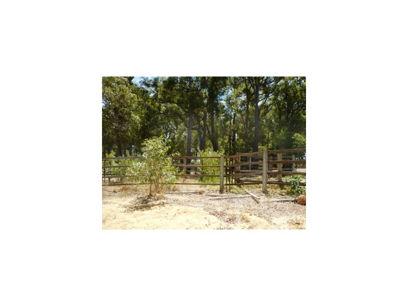 14 Leavy Road, Waroona WA 6215