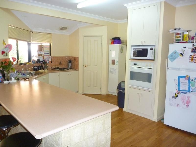 16 Country Road, Pinjarra WA 6208