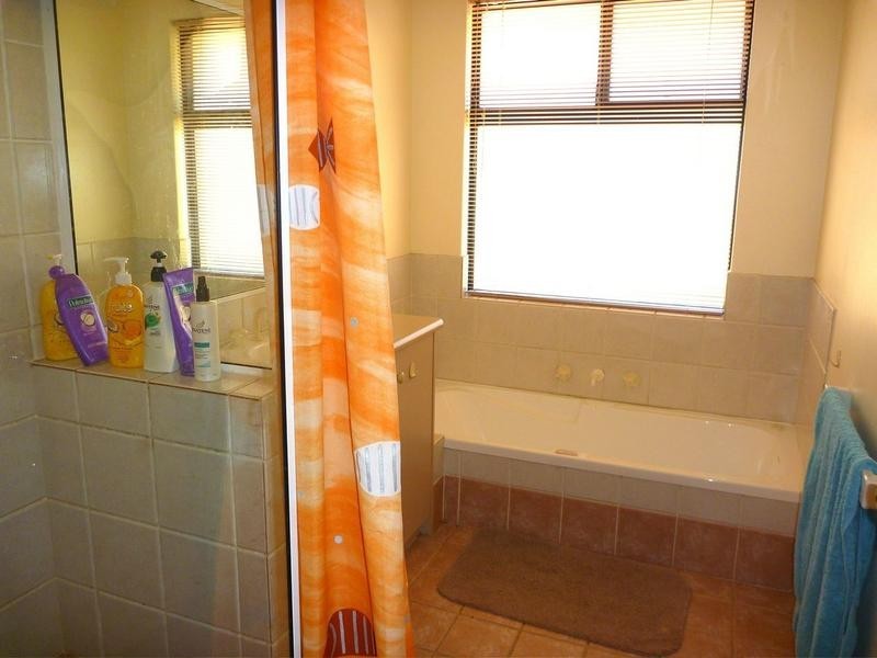 16 Country Road, Pinjarra WA 6208