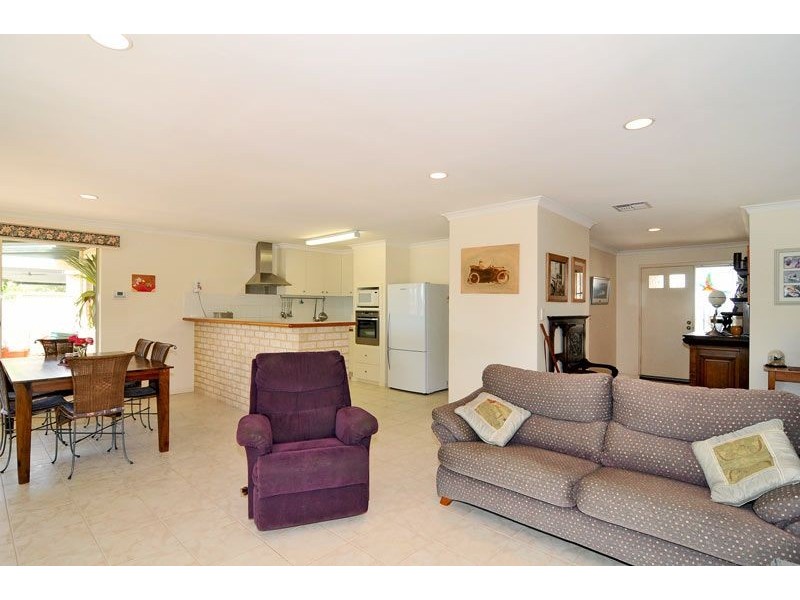 14 ROBERTSON GROVE, South Yunderup WA 6208