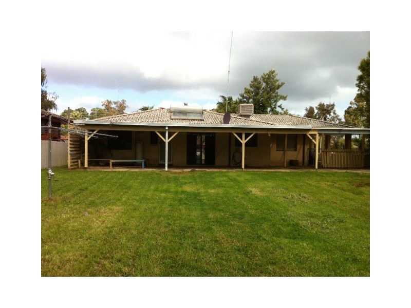 2 Eastcott Place, Waroona WA 6215