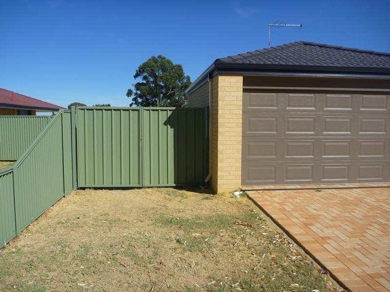 33 WISTERIA CRESCENT, Pinjarra WA 6208