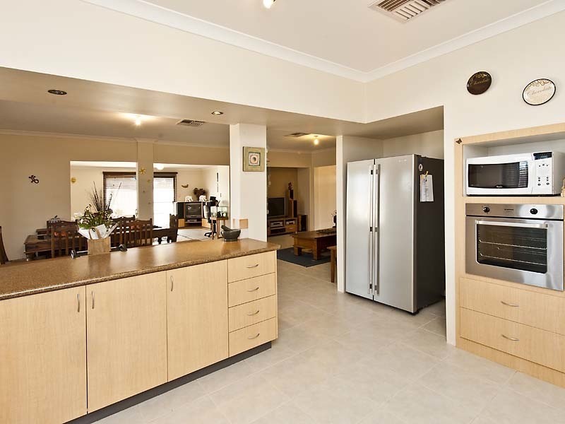 2 Willow Gardens, South Yunderup WA 6208