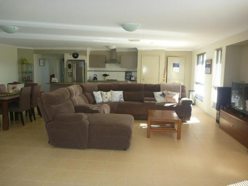 16 Chestnut Street, Pinjarra WA 6208