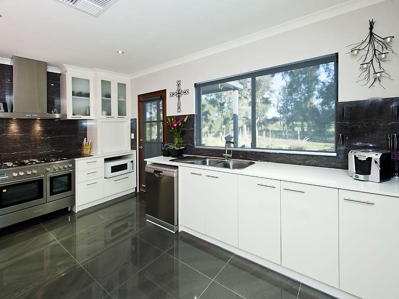 106 HANOVER WAY, West Pinjarra WA 6208