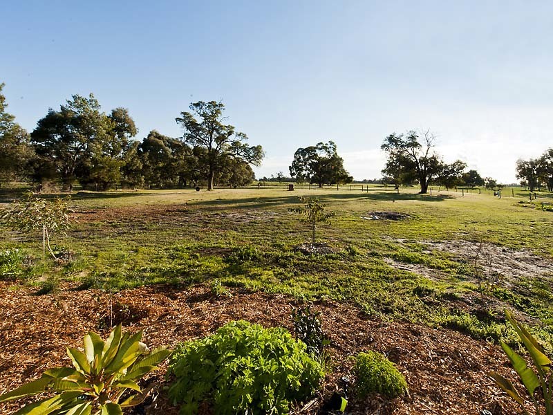 106 HANOVER WAY, Pinjarra WA 6208