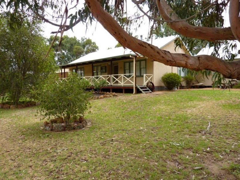 6 Hotham Avenue, Wandering WA 6308