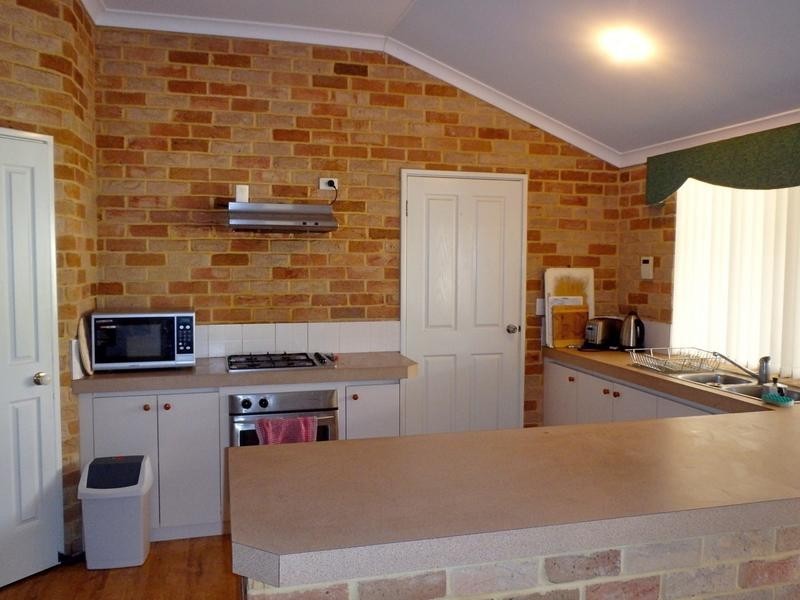 8 Country Road, Pinjarra WA 6208