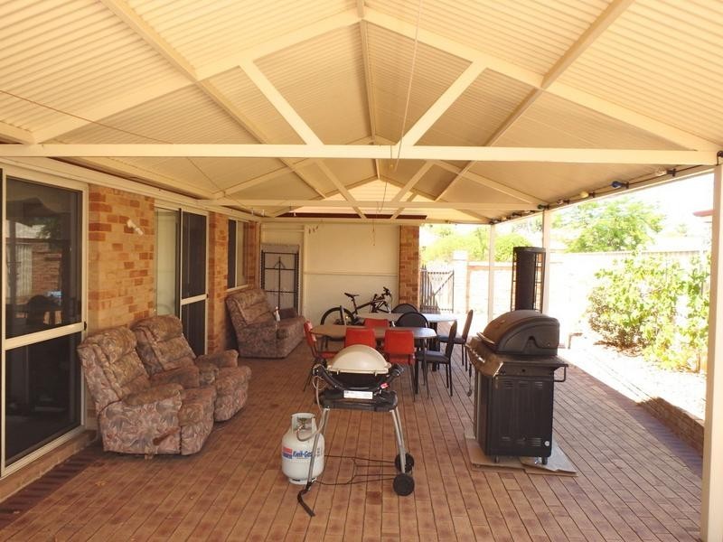8 Country Road, Pinjarra WA 6208