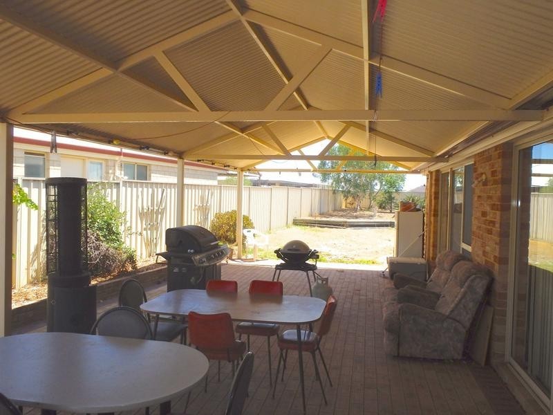 8 Country Road, Pinjarra WA 6208