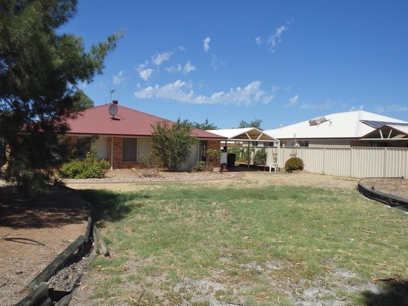 8 Country Road, Pinjarra WA 6208