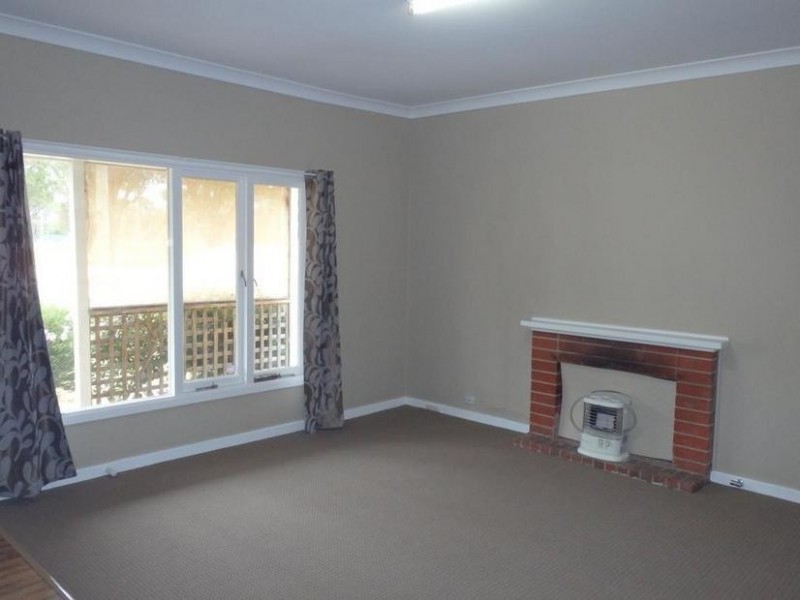 11 Dixon Avenue, Pinjarra WA 6208