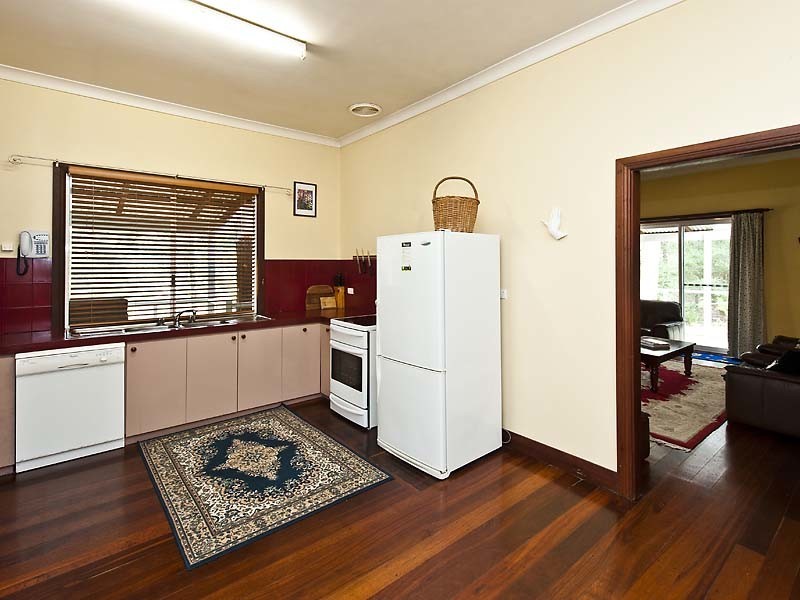 211 Holyoake Road, Dwellingup WA 6213