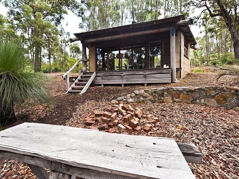 211 Holyoake Road, Dwellingup WA 6213