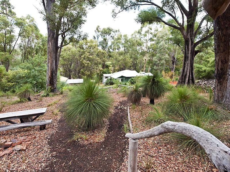 211 Holyoake Road, Dwellingup WA 6213