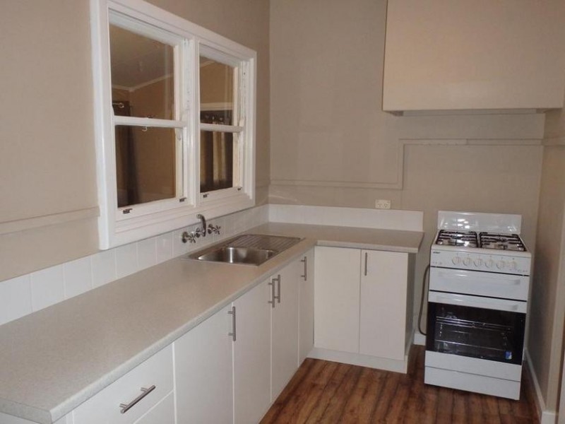 11 Dixon Avenue, Pinjarra WA 6208