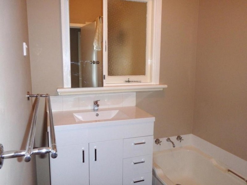 11 Dixon Avenue, Pinjarra WA 6208