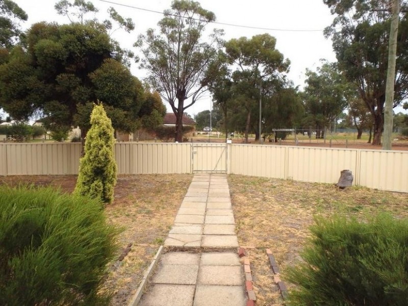11 Dixon Avenue, Pinjarra WA 6208
