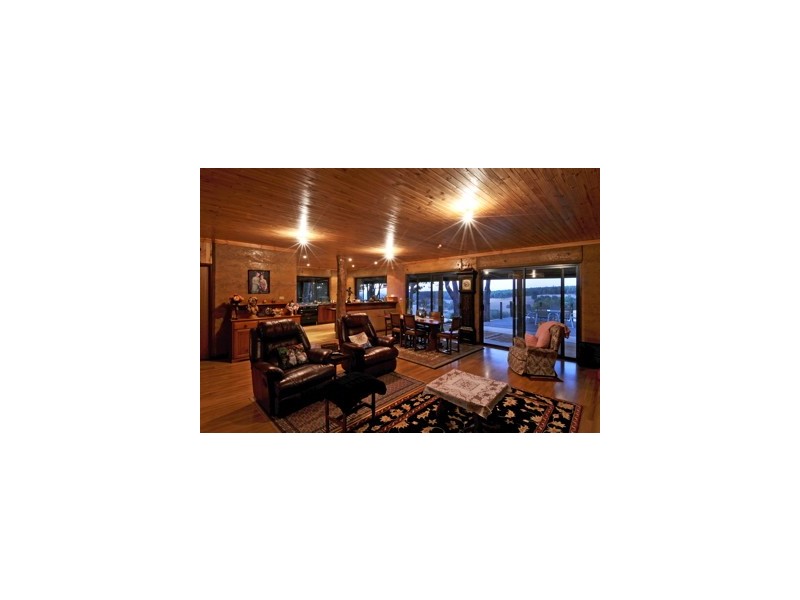 2 Leavy Road, Waroona WA 6215