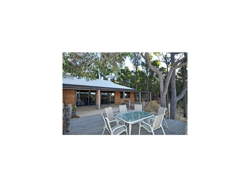 2 Leavy Road, Waroona WA 6215