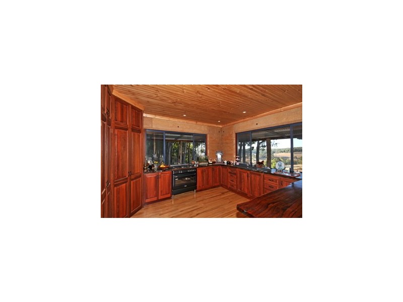 2 Leavy Road, Waroona WA 6215