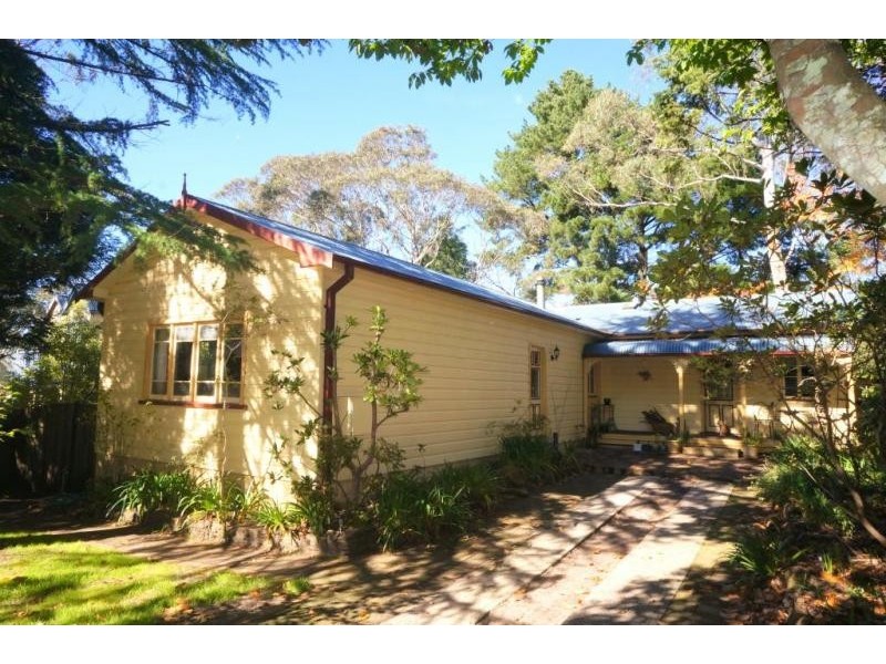 6 Backhouse Street, Wentworth Falls NSW 2782